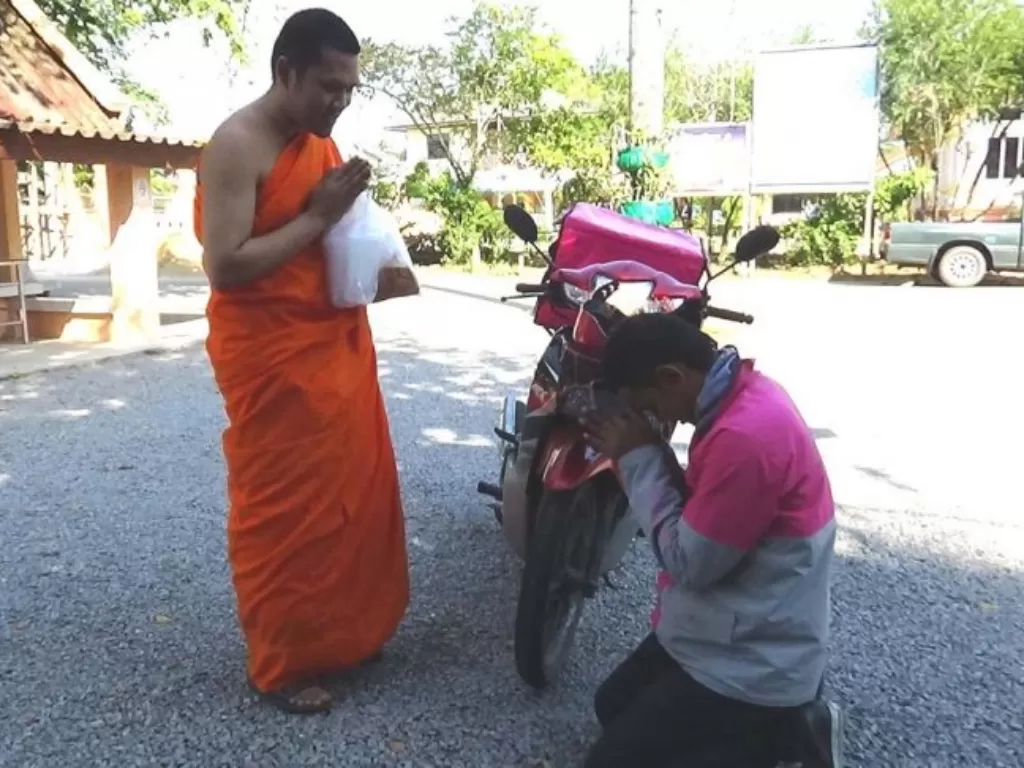 Biksu yang mengirim doa lewat video call (photo/khaosodenglish)