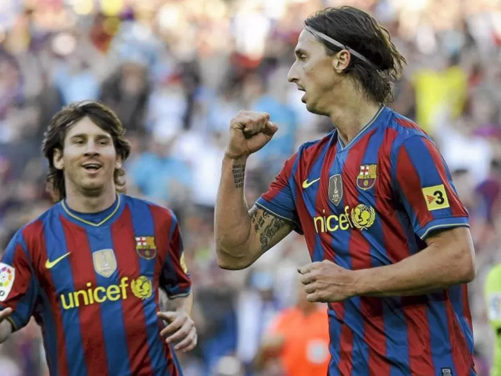 Messi dan Ibrahimovic sedang merayakan gol. (Reuters)