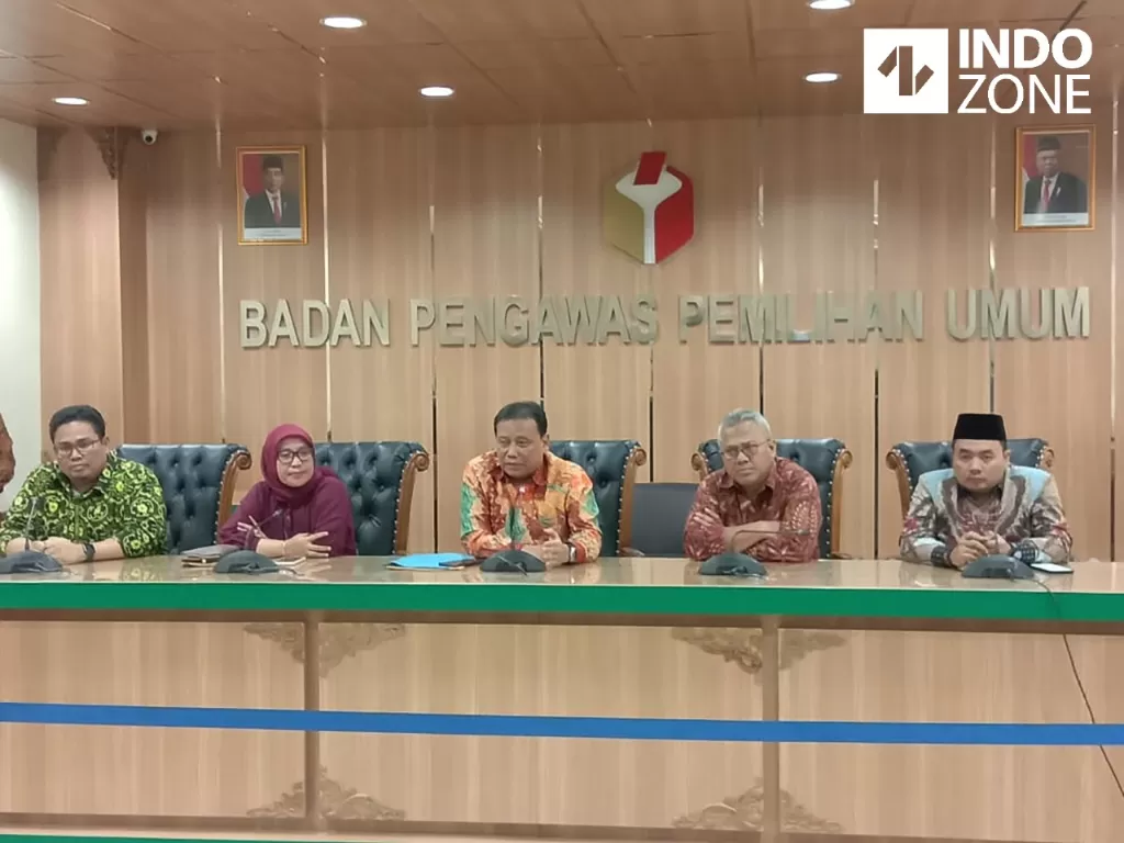 Ketua Bawaslu Abhan (tengah) memberikan keterangan pers di Gedung Bawaslu, Jakarta, Jumat (10/1/2020). (INDOZONE/Mula Akmal)