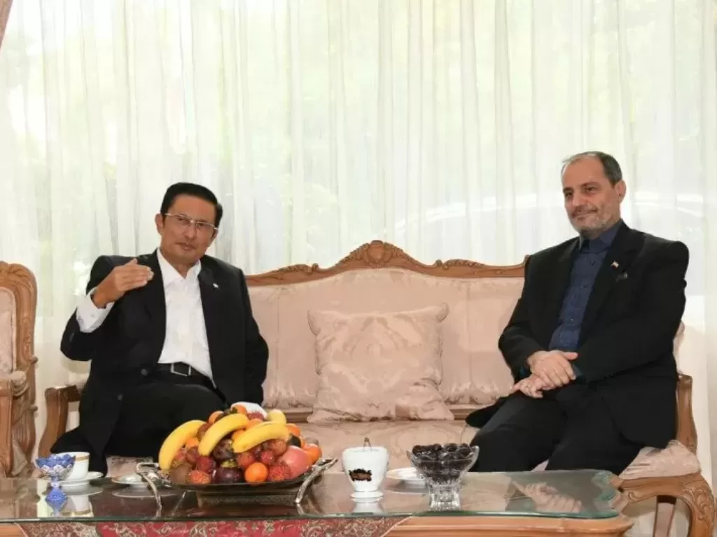 Wakil Ketua MPR Fadel Muhammad (kiri) berkunjung ke kediaman Duta Besar Iran untuk Indonesia Mohammad Khoush Heikal Azad, di Jakarta, Jumat (Biro Humas dan Pemberitaan MPR RI).