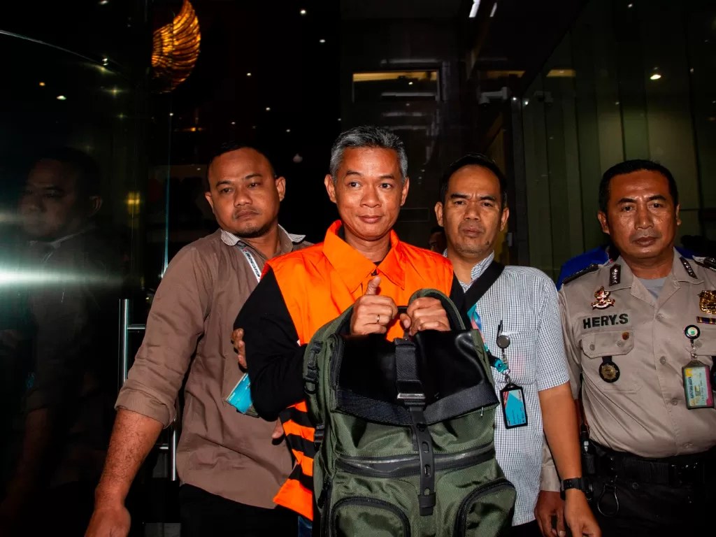 Terungkapnya kasus dugaan korupsi Komisioner KPU Wahyu Setiawan (tengah) menegaskan KPU harus berbenah dan kembali ke jalan yang benar (ANTARA FOTO/Dhemas Reviyanto).
