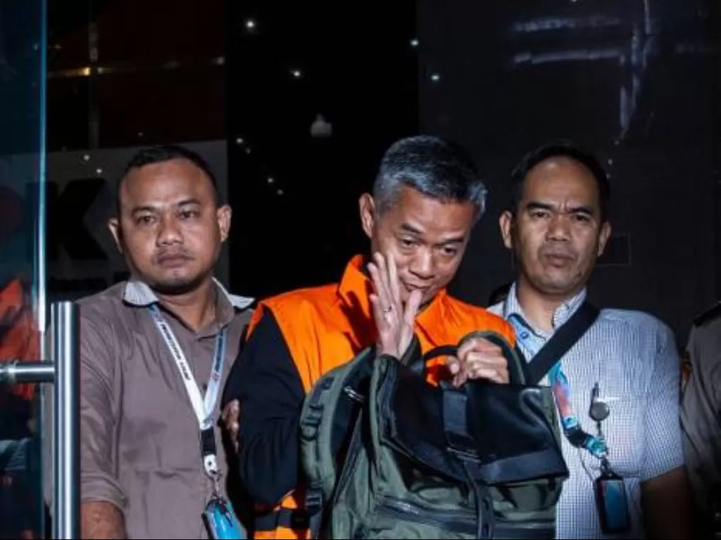 Komisioner KPU Wahyu Setiawan (tengah) mengenakan rompi tahanan usai menjalani pemeriksaan di gedung KPK, Jakarta, Jumat (10/1/2020) dini hari. (ANTARA FOTO/Dhemas Reviyanto)
