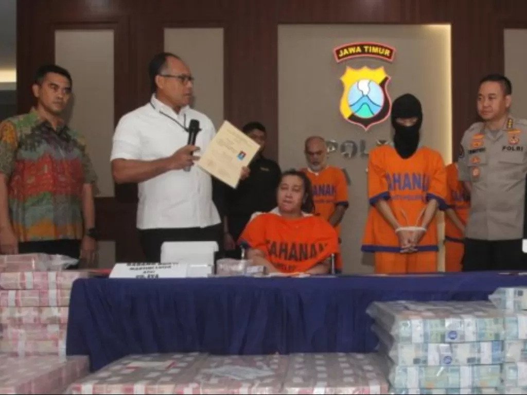 Polisi merilis tersangka dan barang bukti uang Rp122 miliar yang disita dari kasus investasi ilegal MeMiles di Mapolda Jatim di Surabaya, Jumat (10/1/2020). (ANTARA Jatim/Didik Suhartono)