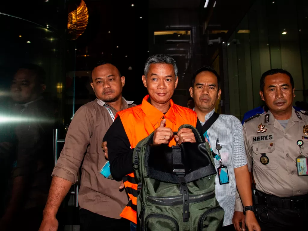 Komisioner KPU Wahyu Setiawan (kedua kiri) mengenakan rompi tahanan usai menjalani pemeriksaan di gedung KPK, Jakarta, Jumat (10/1/2020) dini hari (ANTARA/Dhemas Reviyanto)