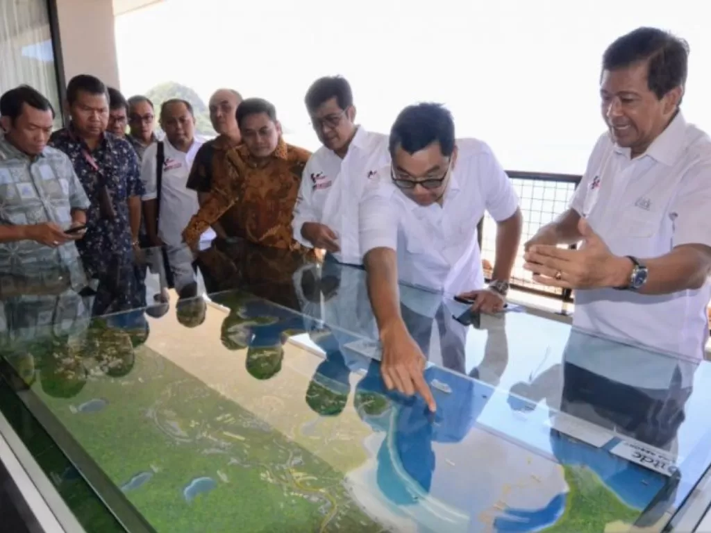 Wakil Direktur Utama PLN, Darmawan Prasodjo (tengah), melihat desain pembangunan KEK Mandalika dan sirkuti MotoGP di kantor PT ITDC di Kabupaten Lombok Tengah, NTB, Jumat (10/1/2020). dok.Humas PLN UIW NTB.