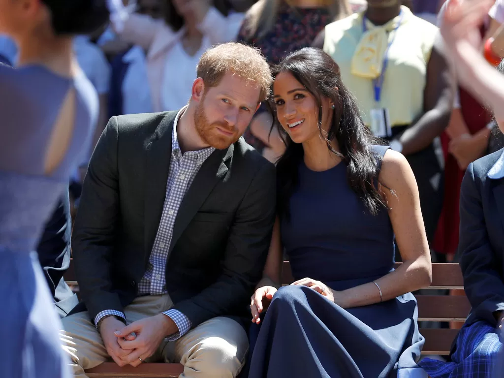 Pangeran Harry bersama dengan istrinya Meghan Markle. (photo/ REUTERS/Phil Noble/Pool)