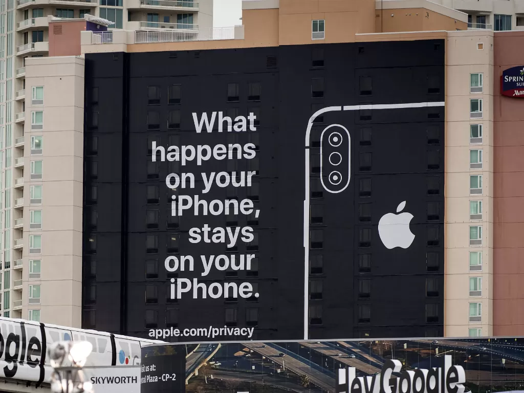 Iklan privasi Apple di sebuah bangunan (photo/Bloomberg)