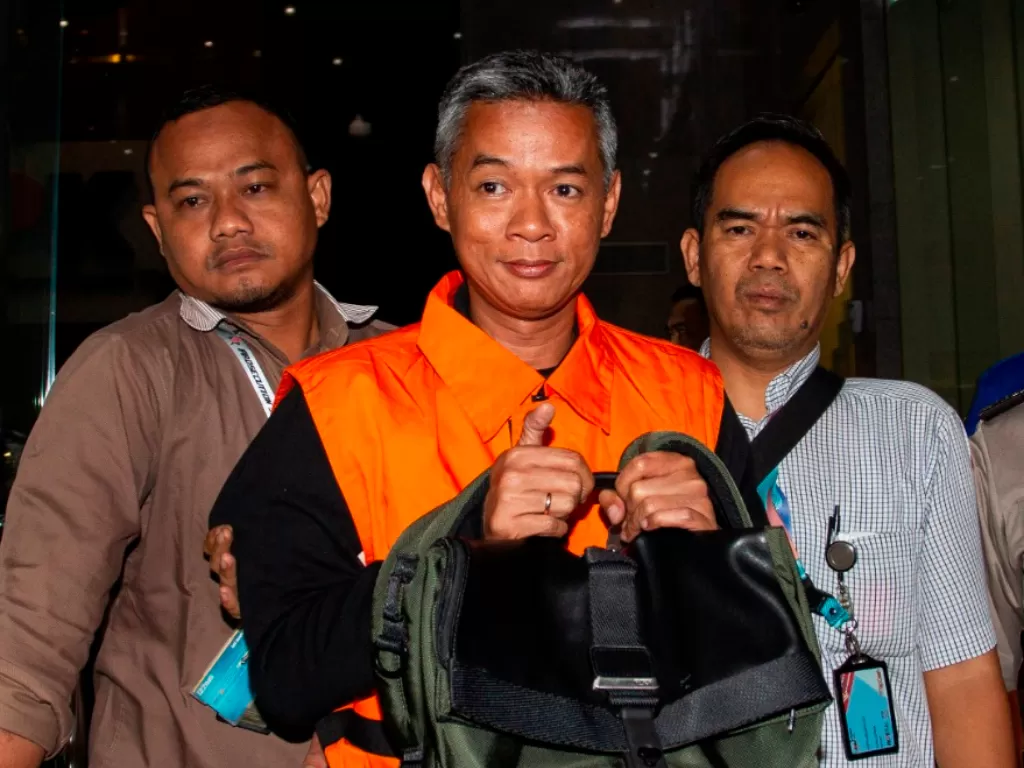 Komisioner KPU Wahyu Setiawan mengenakan rompi tahanan usai menjalani pemeriksaan di Gedung KPK, Jakarta, Jumat (10/1/2020) dini hari. (ANTARA FOTO/Dhemas Reviyanto)