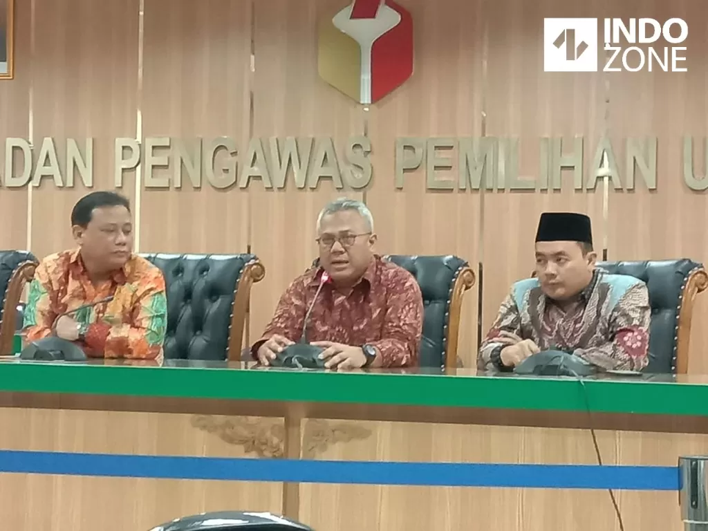 Ketua KPU Arief Budiman (tengah) saat jumpa pers di Gedung Bawaslu, Jakarta, Jumat (10/1/2020). (INDOZONE/Mula Akmal)