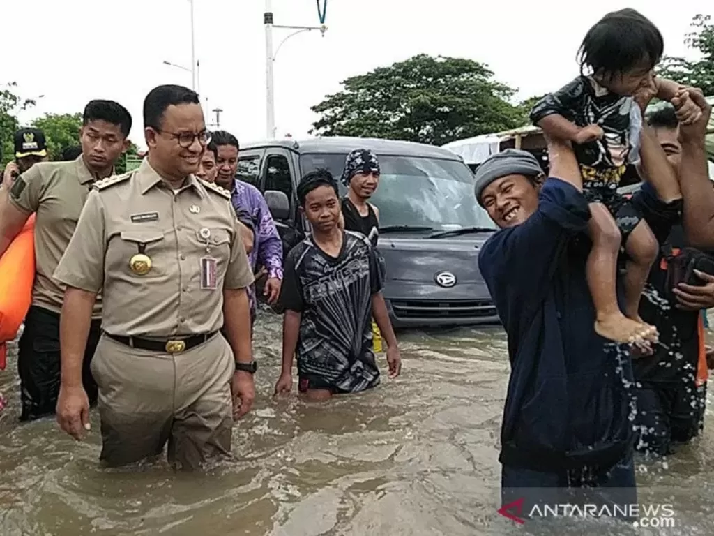 Gubernur DKI Jakarta, Anies Baswedan saat tinjau lokasi banjir/ANTARA/DEVI NINDY