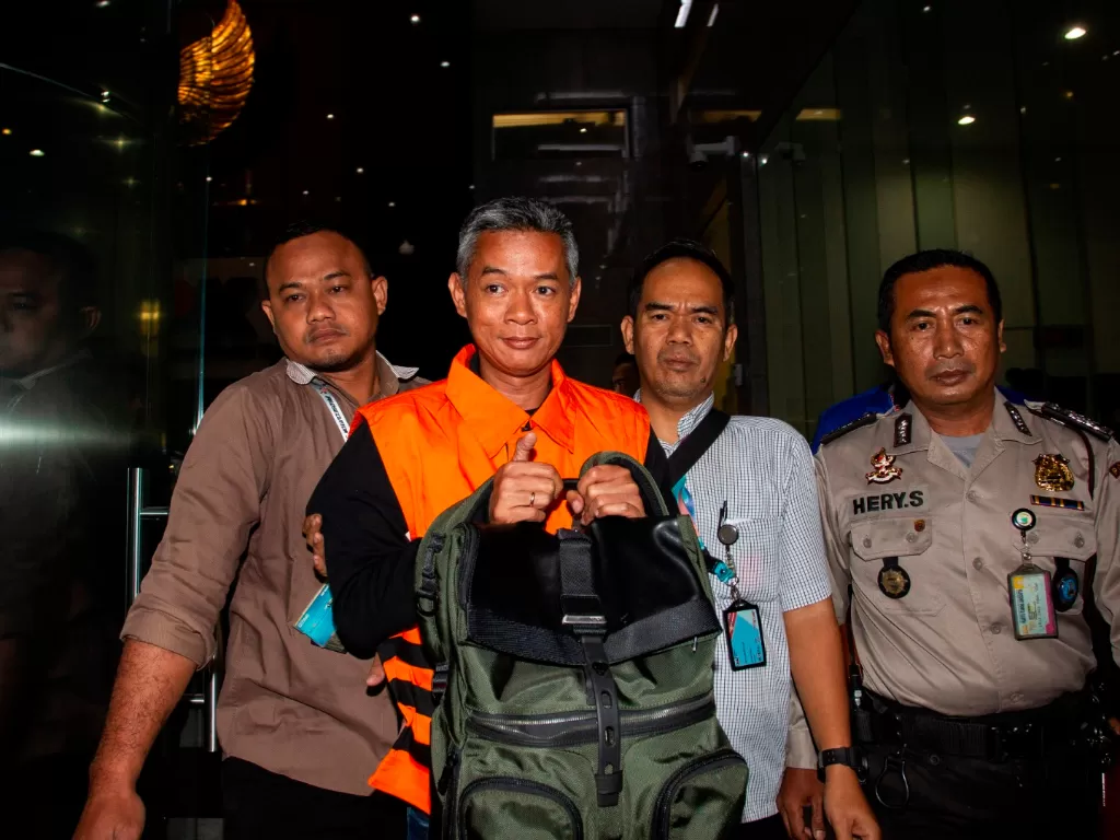 Komisioner KPU Wahyu Setiawan (kedua kiri) mengenakan rompi tahanan usai menjalani pemeriksaan di gedung KPK, Jakarta, Jumat (10/1/2020) dini hari. (ANTARA FOTO/Dhemas Reviyanto)