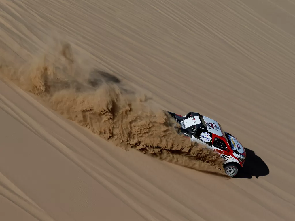  Pembalap Toyota Gazoo Racing, Fernando Alonso dan Marc Coma saat mengikuti etape pertama Reli Dakar 2020 di Neom, Arab Saudi, Minggu (5/1/2020). (REUTERS/Hamad I Mohammed)