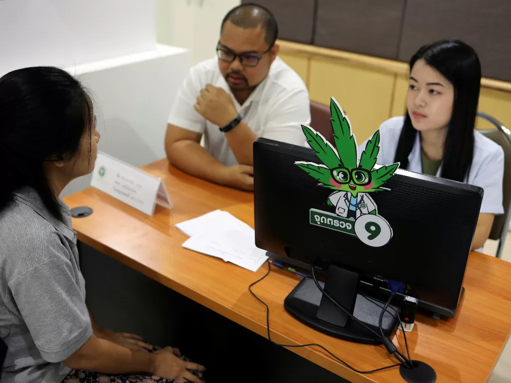  Pasien mendaftar perawatan gratis selama peluncuran klinik pengobatan berbasis ganja pertama di Bangkok, Thailand, Senin (6/1/2020). (REUTERS/Jorge Silva)