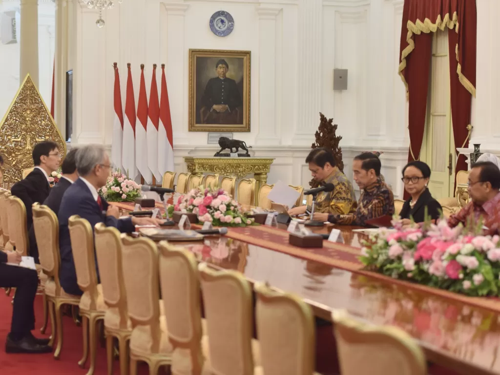 Presiden Jokowi menerima kunjungan Menlu Jepang di Istana. Jokowi pun mengajak pemerintah Jepang berinvestasi di Natuna (Setkab).