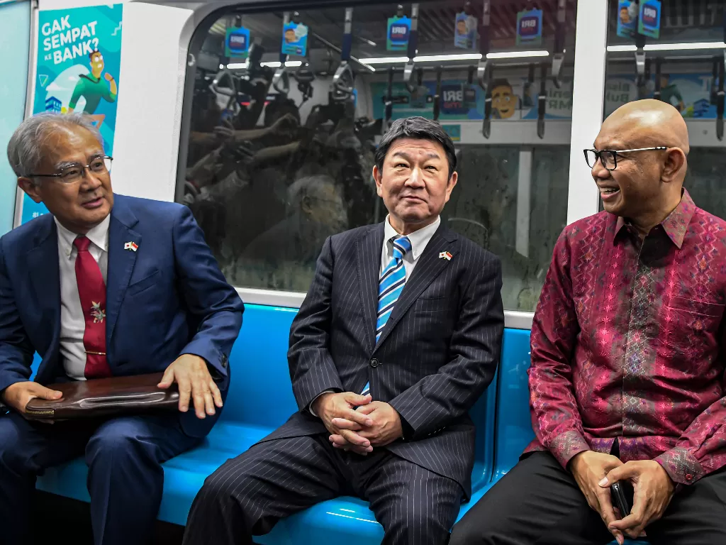Menteri Luar Negeri Jepang Toshimitsu Motegi (tengah) berbincang bersama Direktur Utama PT MRT Jakarta William P Sabandar (kanan) dan Duta Besar Jepang untuk RI Masafumi Ishii (kiri) saat menumpang kereta MRT di Jakarta, Jumat (10/1/2020). photo/ANTARA FO