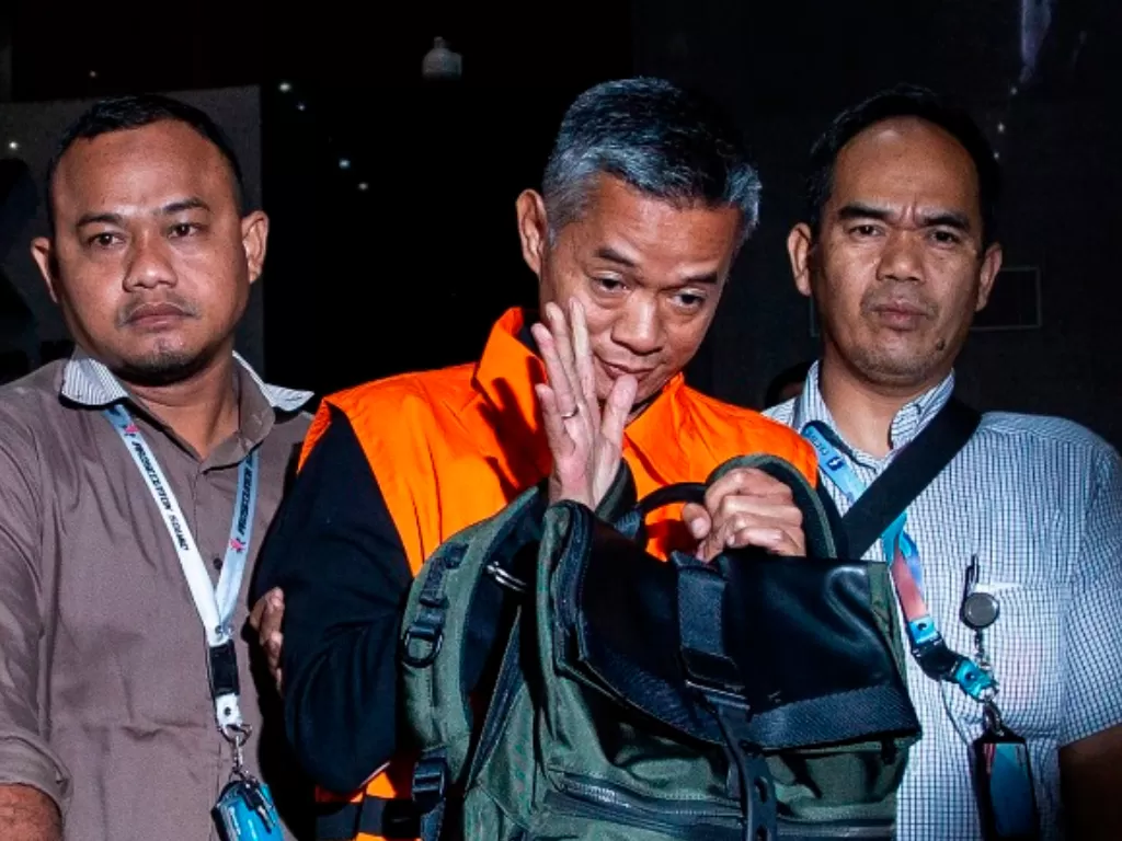 Komisioner KPU Wahyu Setiawan (tengah) mengenakan rompi tahanan usai menjalani pemeriksaan di gedung KPK, Jakarta, Jumat (10/1/2020) dini hari (ANTARA FOTO/Dhemas Reviyanto).
