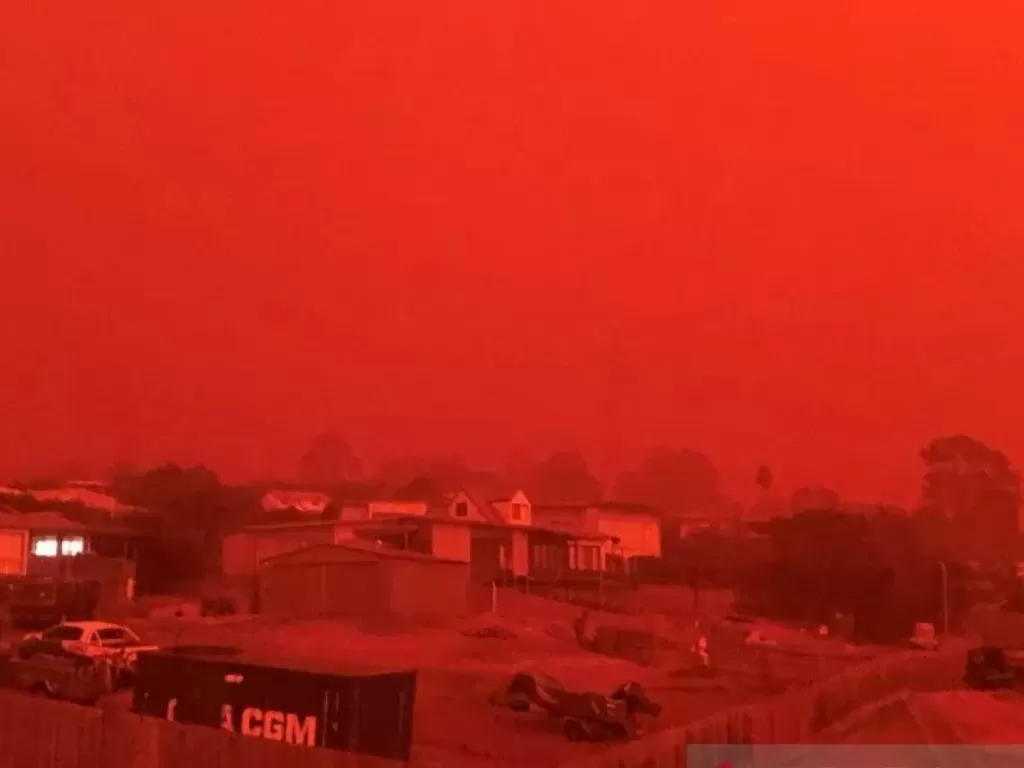 Langit berwarna merah terlihat saat kebakaran hutan terjadi di dekat kota Mallacoota, Victoria, Australia, Sabtu (4/1/2020), dalam foto yang didapatkan dari media sosial. ANTARA FOTO/@brendanh_au/via REUTERS/wsj