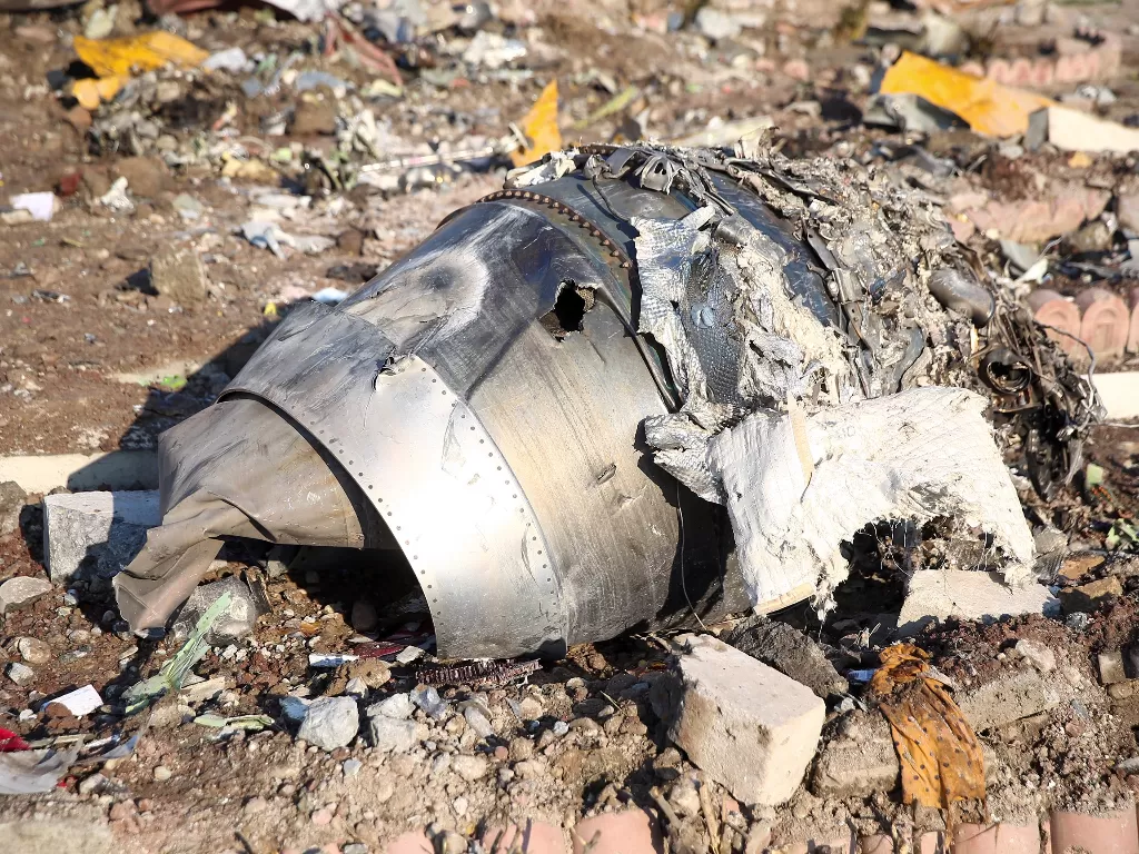 Bagian dari pesawat Ukraine International Airlines yang hancur ditembak di Iran. (Nazanin Tabatabaee/WANA via REUTERS)