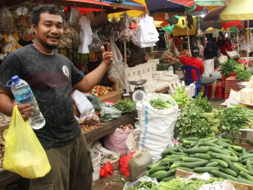Pasar Pandansari di Balikpapan. Para pedagang di pasar tradisional ini akan dilarang memberi kantong plastik untuk pembelinya. (photo/ANTARA/novi Abdi)