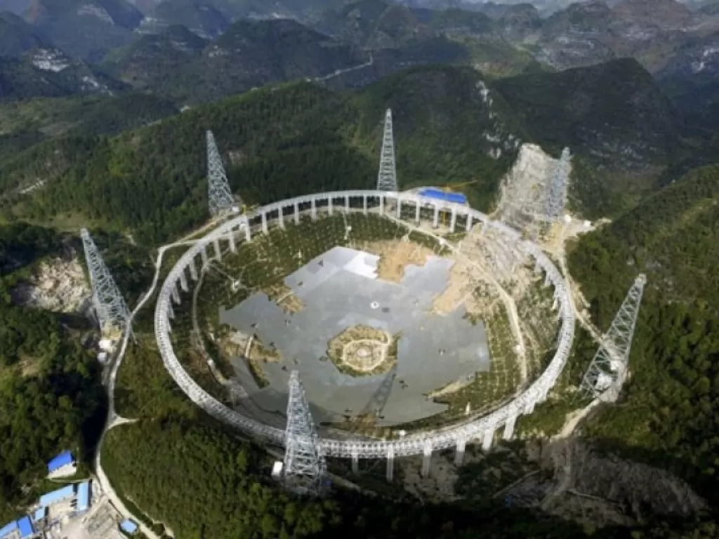 Lubang lensa teleskop berbentuk bola (FAST) berdiameter 500 meter sedang dibangung diantara pegunungan di negara wilayah Pingtang, provinsi Guizhou, Tiongkok, Kamis (26/11).