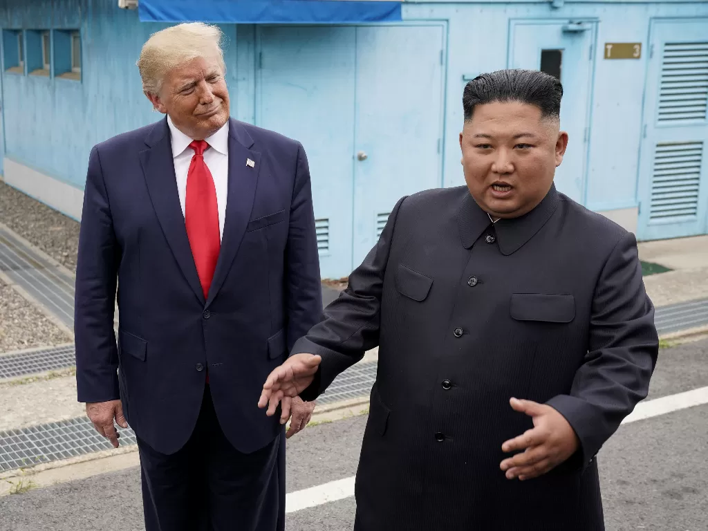 Presiden Donald Trump bertemu dengan pemimpin Korea Utara Kim Jong Un di zona demiliterisasi yang memisahkan kedua Korea, di Panmunjom, Korea Selatan. (REUTERS/Kevin Lamarque)