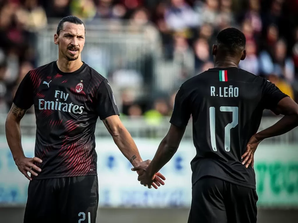 Zlatan Ibrahimovic dan Leao dalam laga menghadapi Cagliari. (Instagram/acmilan)