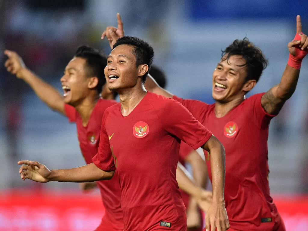 Pemain Timnas U-22 Indonesia Evan Dimas (tengah) melakukan selebrasi usai mencetak gol ke gawang Timnas Myanmar dalam pertandingan Semifinal SEA Games 2019 di Stadion Rizal Memorial, Manila, Filipina, Sabtu (7/12/2019). Timnas U-22 Indonesia melaju ke bab