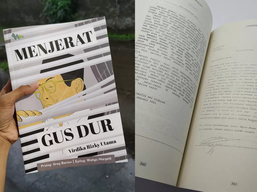 Buku 'Menjerat Gus Dur' dan bukti terkait penggeseran Gus Dur di dalam buku. (photo/Twitter/@AkalBuku)