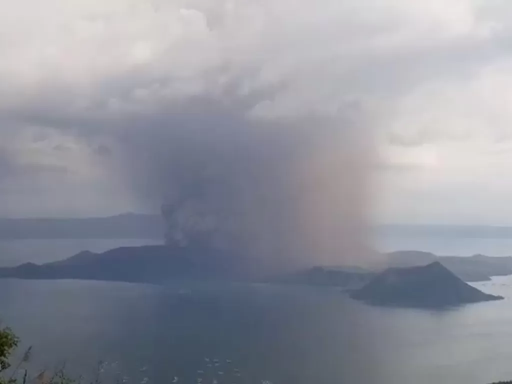  Penampakan letusan gunung berapi Taal terlihat dari Tagaytay, Filipina, Minggu (12/1/2020). photo/REUTERS/Social Media/Jon Patrick Laurence