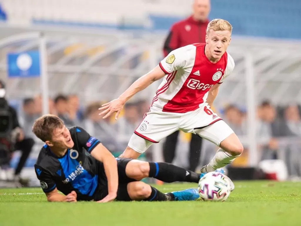 Donny van de beek sedang berebut bola dengan pemain lawan. (Instagram/donnyvdbeek)