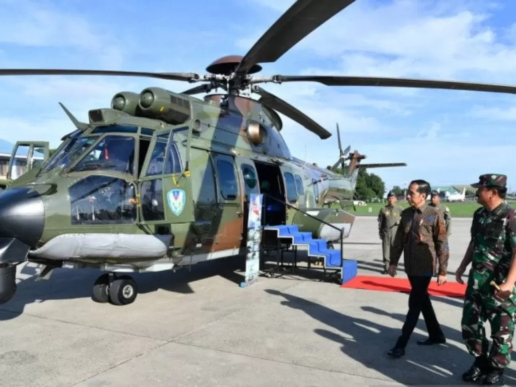 Presiden Joko Widodo didampingi Panglima TNI Marsekal Hadi Tjahjanto meninjau Helikopter Caracal, Minggu (11/1/2020). (Biro Pers, Media, dan Informasi Sekretariat Presiden RI).