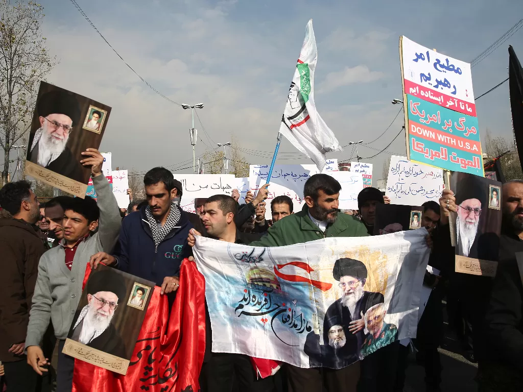 Sejumlah warga protes dan turun ke jalan tuntut Ayatollah (REUTERS /West Asia News Agency/Nazanin Tabatabaee)