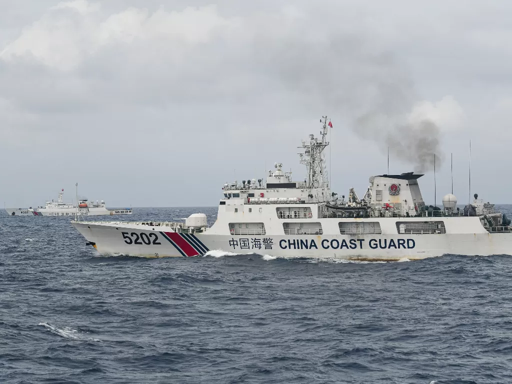 Kapal Coast Guard Tiongkok-5202 dan Coast Guard Tiongkok-4301 membayangi KRI Usman Harun-359 saat melaksanakan patroli  di ZEE Indonesia Utara Pulau Natuna, Sabtu (11/1/2020). (ANTARA FOTO/M Risyal Hidayat)