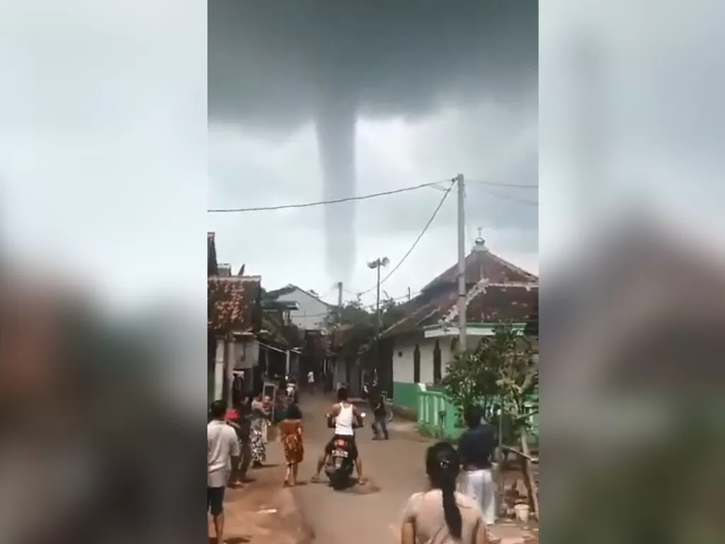 Angin Puting Beliung di Dukuh Celong, Desa Kedawung, Kec. Banyuputih Kab. Batang hari Jumat (10/1). (photo/Twitter/@bpbdjateng)