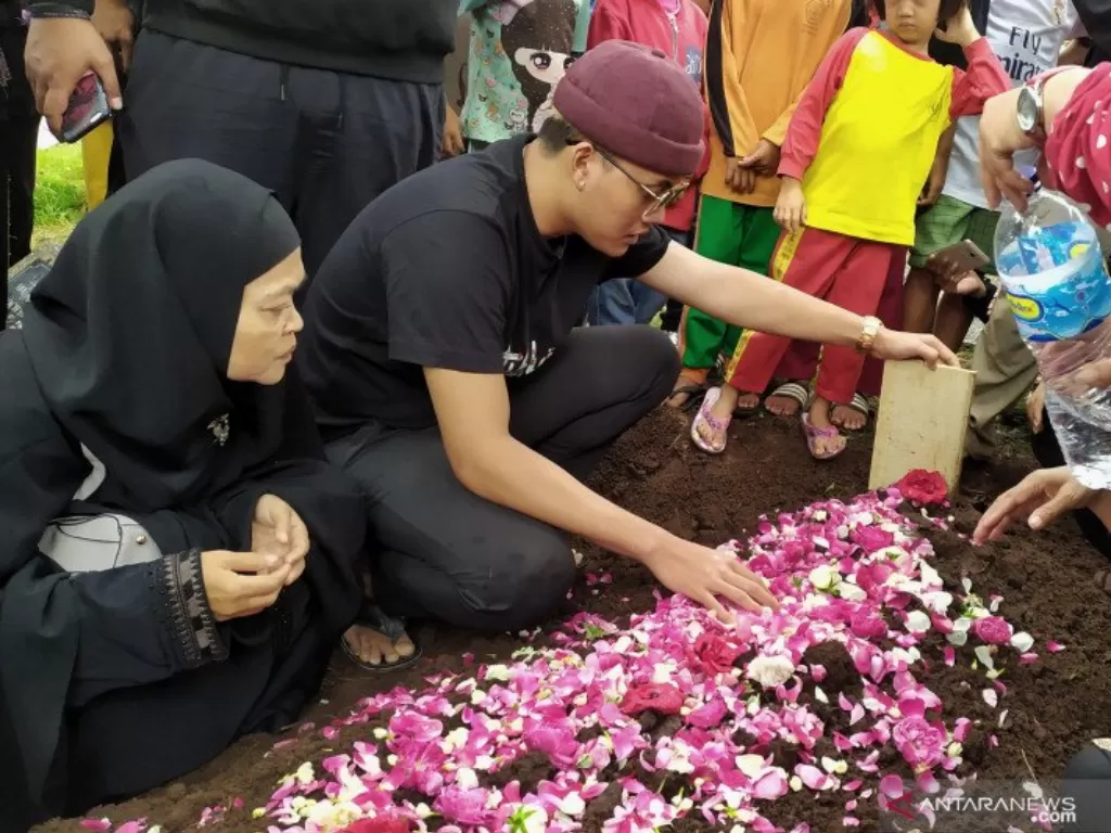 Rizky Febian menghadiri pemakaman Lina Jubaidah setelah dipindahkan ke TPU Nagrog, Kecamatan Ujung Berung, Kota Bandung (ANTARA/Bagus Ahmad Rizaldi)