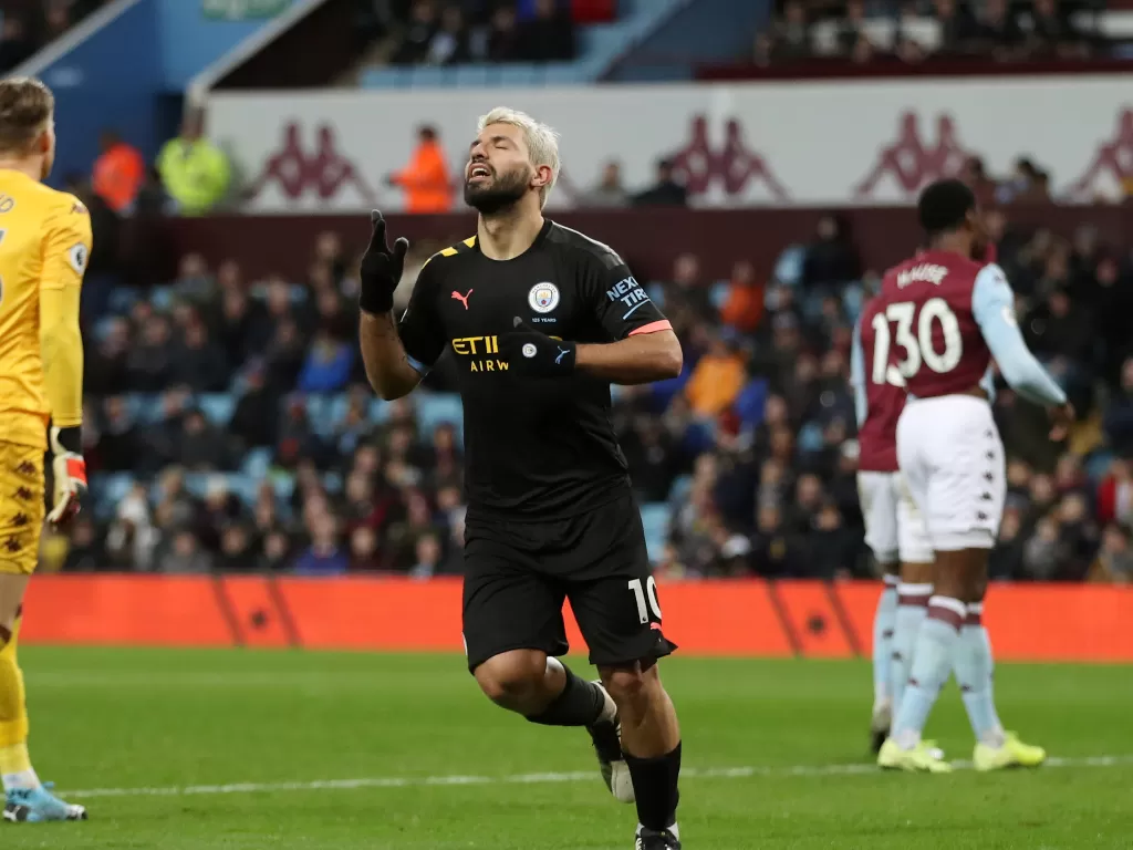Striker Manchester City Sergio Aguero merayakan gol ketiganya ke gawang Aston Villa dalam pertandingan Liga Primer di Stadion Villa Park, Birmingham, Inggris (13/1) dini hari WIB. (REUTERS/Carl Recine)