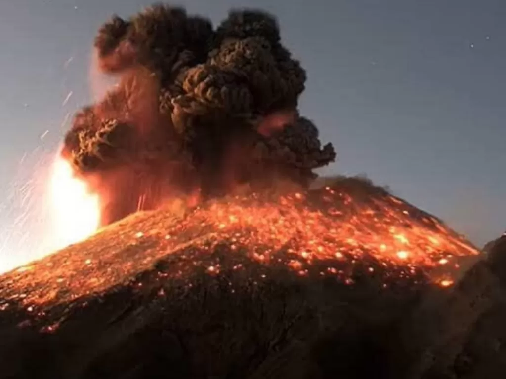 Gunung Taal di Filipina yang erupsi, Senin (13/1/2020), (Twitter/@franki_mackey)