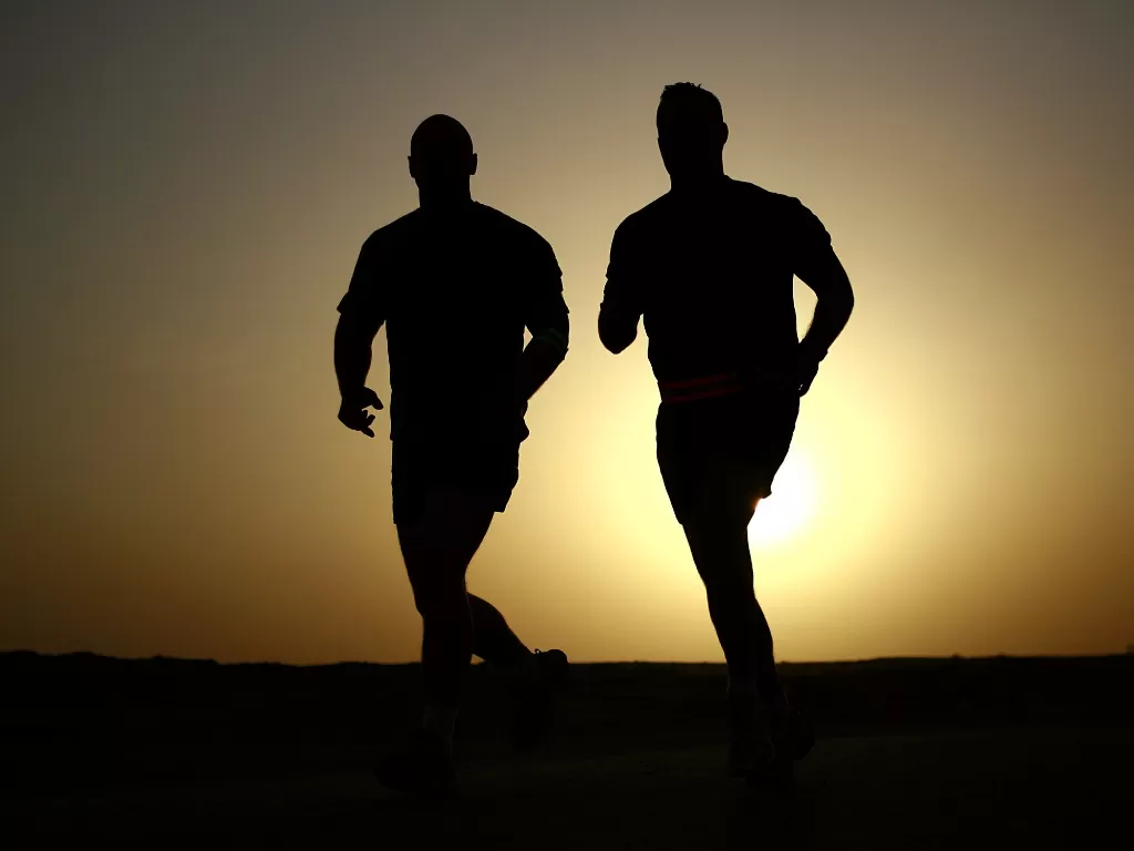 Ilustrasi dua pria sedang melakukan olahraga. (photo/Ilustrasi/Pexels/Pixabay)