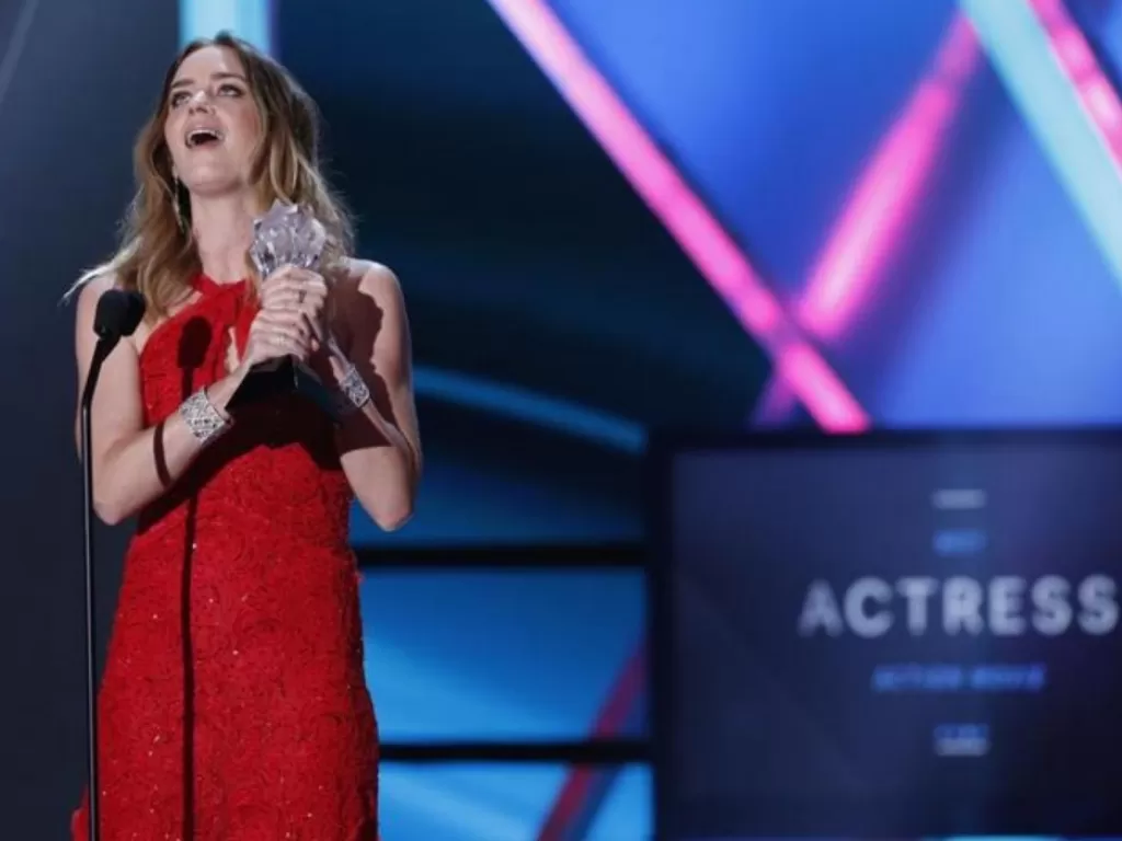 Emily Blunt saat meraih Critics` Choice Awards (REUTERS/Mario Anzuoni)