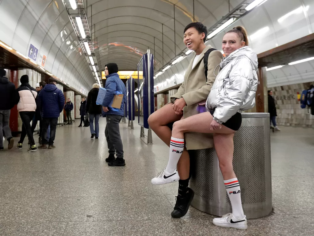   Penumpang tanpa menggunakan celana saat mengikuti acara tahunan No Pants Subway Ride atau Hari Tanpa Celana di Praha, Ceko, Minggu (12/1/2020). (REUTERS/David W Cerny)
