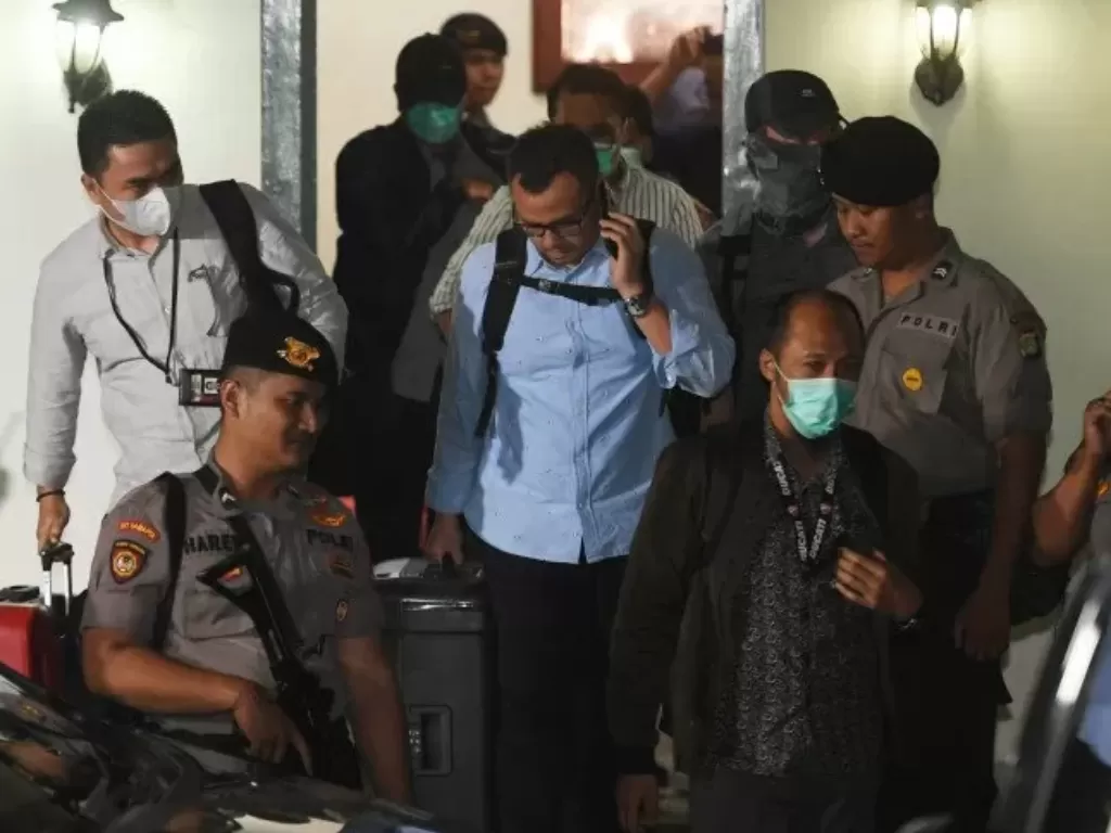 Penyidik KPK membawa koper yang diduga berisi barang bukti usai menggeledah Kantor KPU Pusat di Jakarta, Senin (13/1/2020). photo/ANTARA FOTO/Akbar Nugroho Gumay
