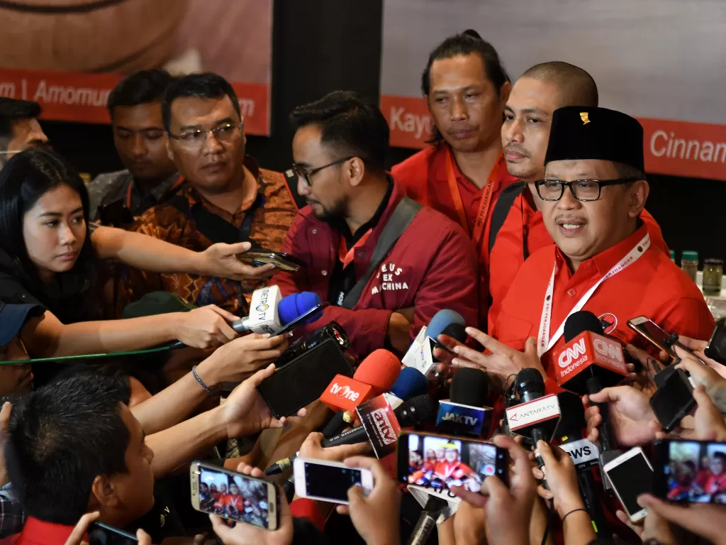 Sekjen Partai Demokrasi Indonesia Perjuangan (PDIP) Hasto Kristiyanto menjawab pertanyaan wartawan di sela Rapat Kerja Nasional (Rakernas) I PDIP di Jakarta, Jumat (10/1/2020). (ANTARA FOTO/Aditya Pradana Putra)