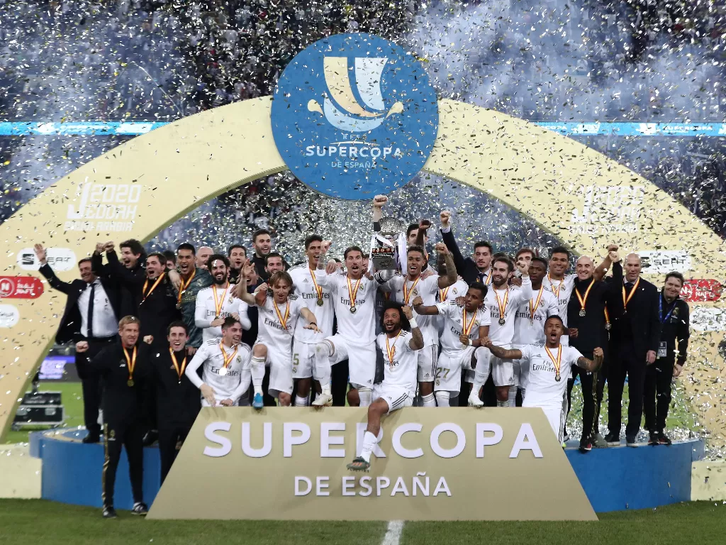 Pemain Real Madrid mengangkat trofi saat merayakan kemenangan Piala Super Spanyol di King Abdullah Sports City, Jeddah, Arab Saudi, Minggu (12/2/2020). (REUTERS/Sergio Perez)