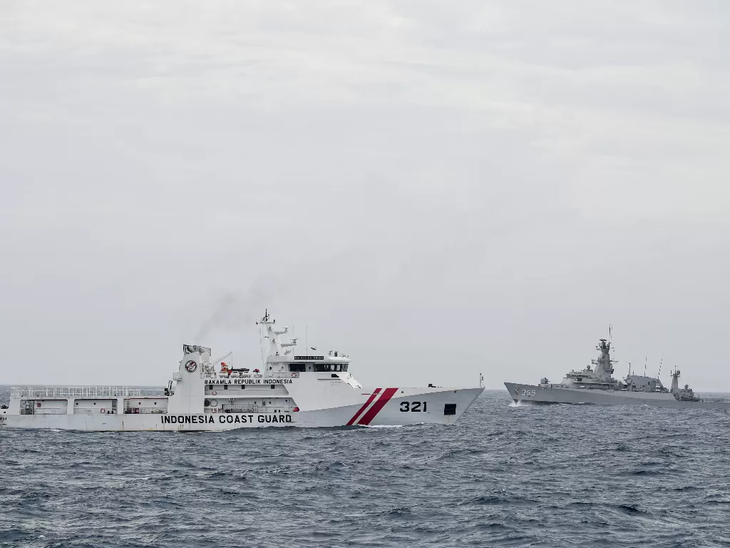 Armada Bakamla KN Pulau Nipah-321 (kiri) bersama KRI Usman Harun-359 Laut Natuna, Kepulauan Riau, Jumat (10/1/2020). (ANTARA FOTO/M Risyal Hidayat)