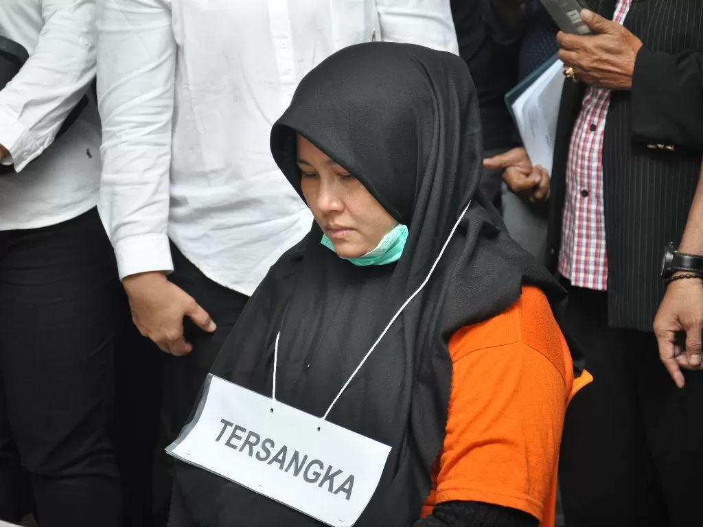 Tersangka kasus pembunuhan Hakim Pengadilan Negeri Medan, Zuraida Hanum yang juga istri korban Jamaluddin memperagakan adegan tempat bertemunya dengan seorang eksekutor saat rekonstruksi atau reka ulang di salah satu restoran Jalan Ringroad Medan, Sumater