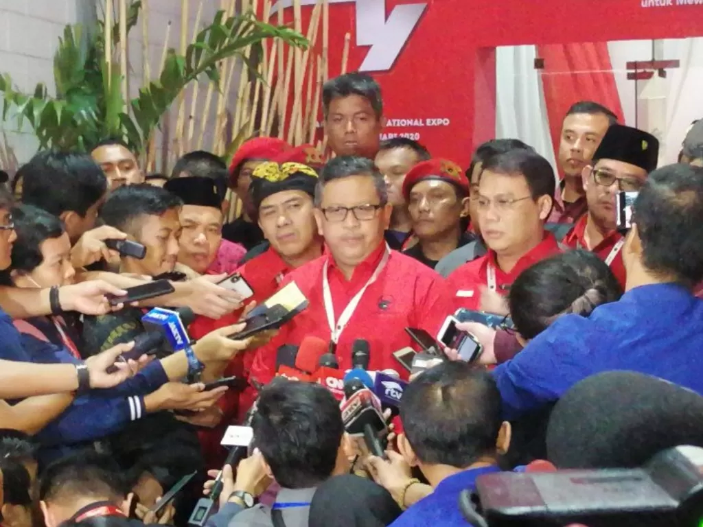 Sekretaris Jenderal PDI Perjuangan, Hasto Kristiyanto saat memberikan keterangan pers di JIExpo Kemayoran, Jakarta, Minggu (12/1/2020). (photo/Antara Foto/Syaiful Hakim)