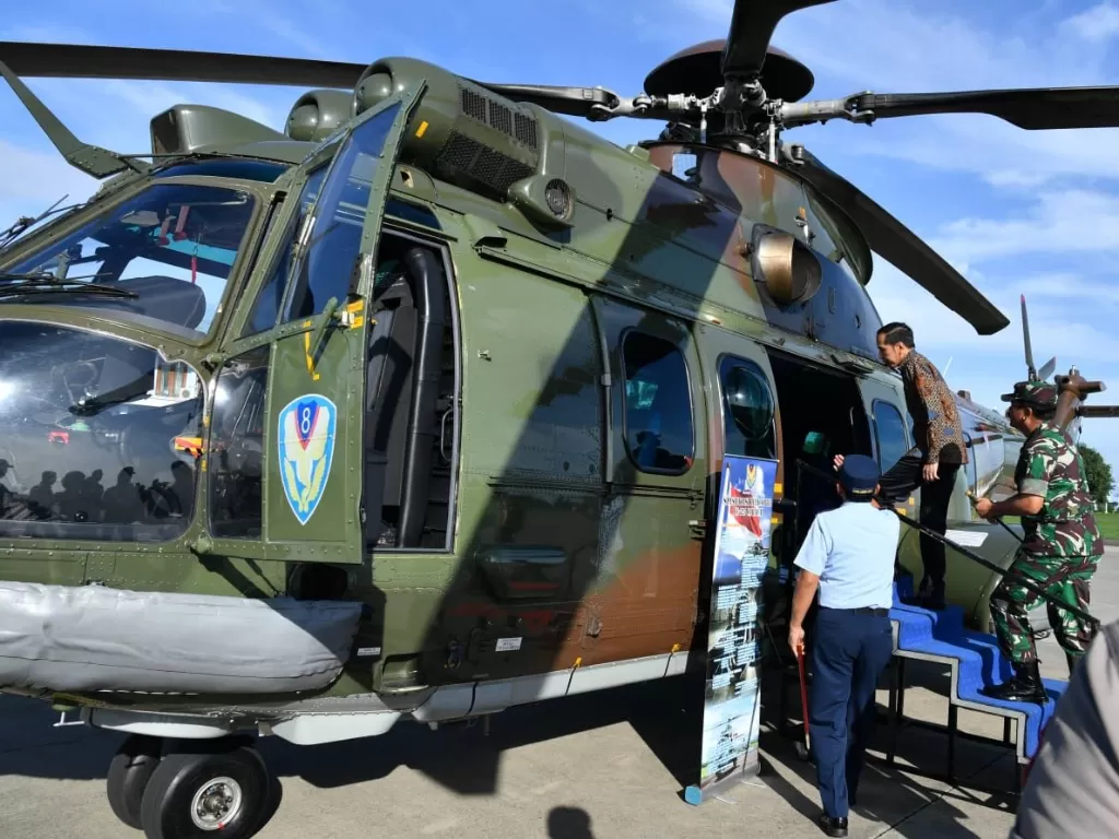 Presiden Joko Widodo meninjau Helikopter berjenis EC-725 AP/Caracal milik TNI AU di Halim Perdanakusuma, Jakarta, Minggu (12/1/2020). (BPMI Setpres/Laily Rachev)
