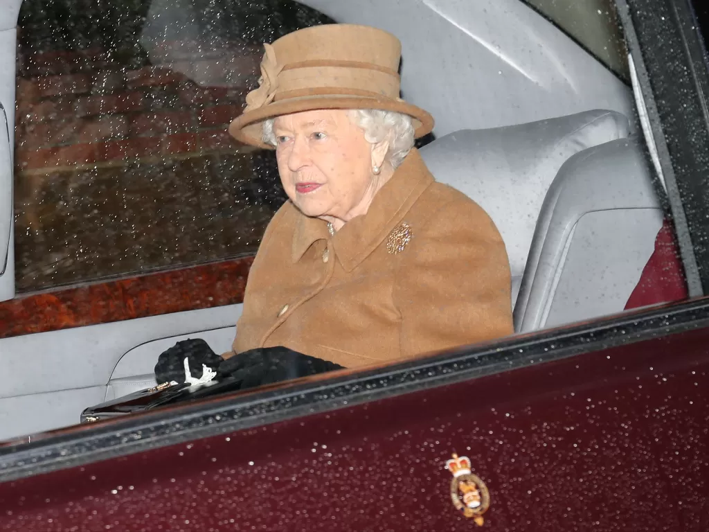 Ratu Elizabeth II menghadiri rapat keluarga kerajaan di gereja Sandringham. (photo/REUTERS/Chris Radburn)