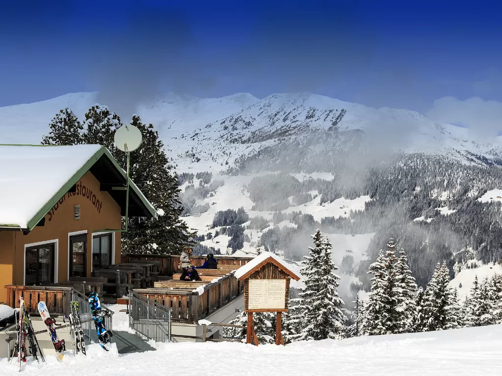 Ilustrasi hostel di sebuah resor ski (Pixabay)