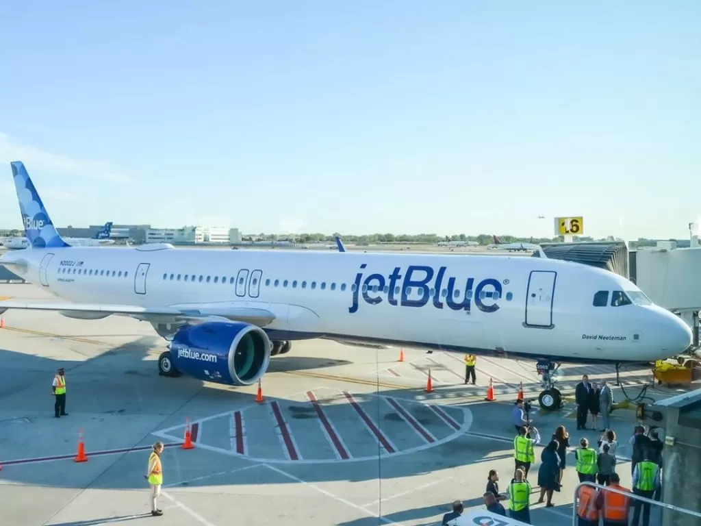 Sebuah pesawat JetBlue yang berada di apron Bandara John F. Kennedy, New York. (Instagram/tristate.spotter)